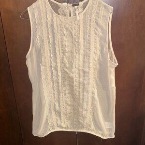 Chic Lace Sleeveless Blouse in Cream